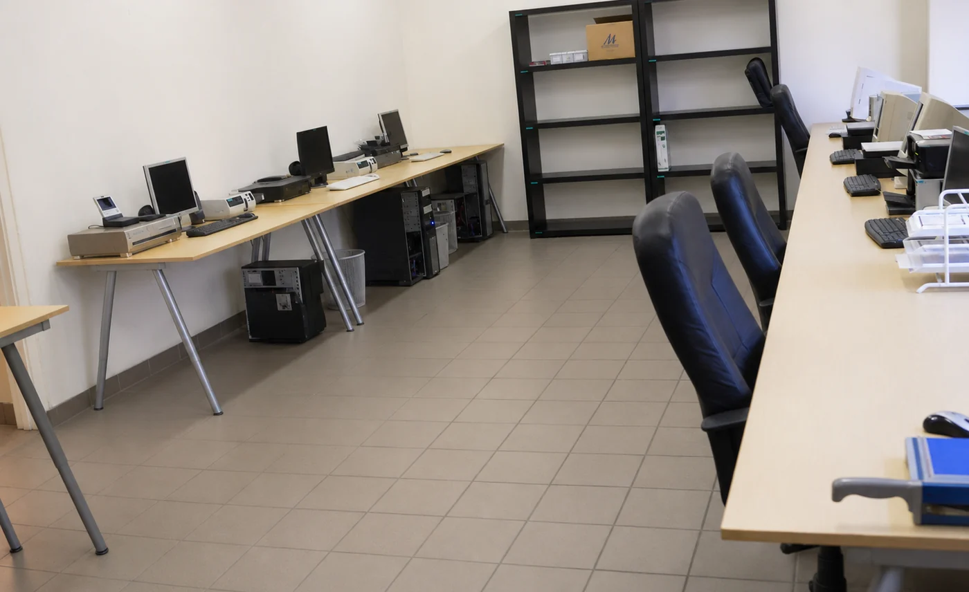 Een vroege werkomgeving bij BGA Video met meerdere digitaliseringsstations.