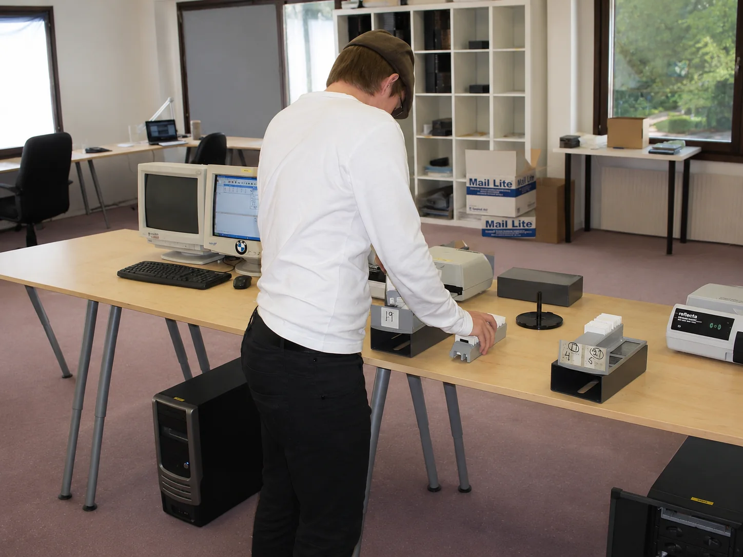 Werk met dia's en scanapparatuur in de vroege productie van BGA Video.